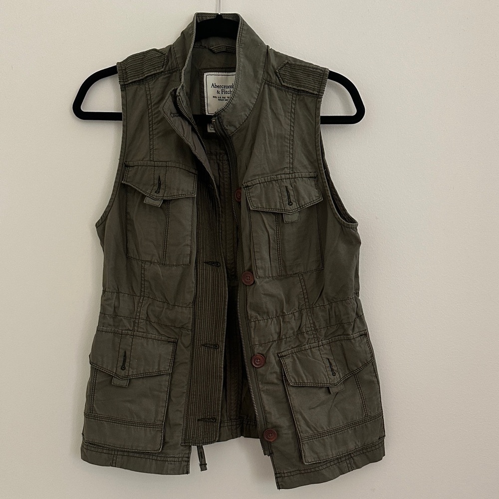 Abercrombie & Fitch women’s medium Olive Utility Vest